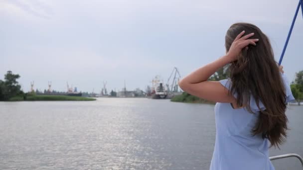 Chica con el pelo largo en el fondo del río, señora se para con la espalda cerca del agua, fondo para una inscripción , — Vídeos de Stock