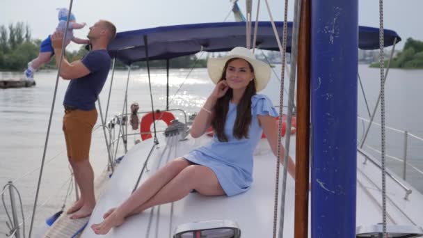Nők boldogság, nyári nyaralás gyönyörű nő családdal vízen, családi kirándulás a tónál, — Stock videók