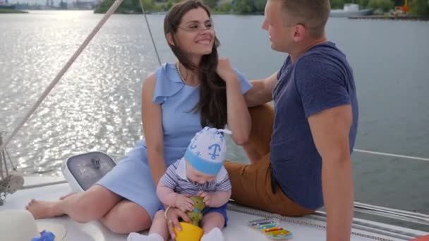 Donna felice con buon coniuge e figlio a vela yacht, tenero bacio marito e moglie su yacht, infanzia fortunata — Video Stock