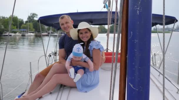 Portrait de famille heureuse reposant en bateau sur le lac, voyage en famille au loch en bateau de plaisance , — Video