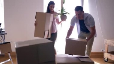 Onarımlardan sonra evde yeni bir hayat, büyük karton kutularda eşyalarla dolu neşeli bir aile ve ellerinde çiçekler yeni bir eve girer ve kucaklaşır.