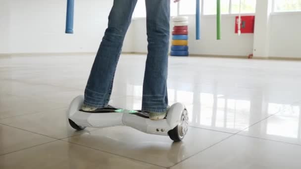 Kvinna promenader nära flicka medan hon rider på gyroscooter, modern teknik — Stockvideo