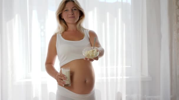 Milchprodukte in den Händen der zukünftigen Mama, richtige Ernährung — Stockvideo