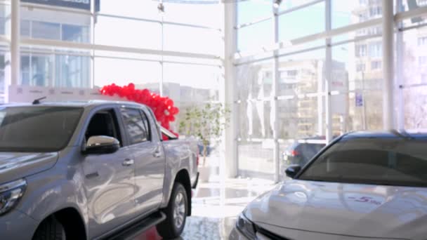 Compra bem sucedida, retrato de gerente mulher feliz com homens de cliente apertando as mãos e e mãos sobre as chaves do carro durante o centro de venda de automóveis — Vídeo de Stock