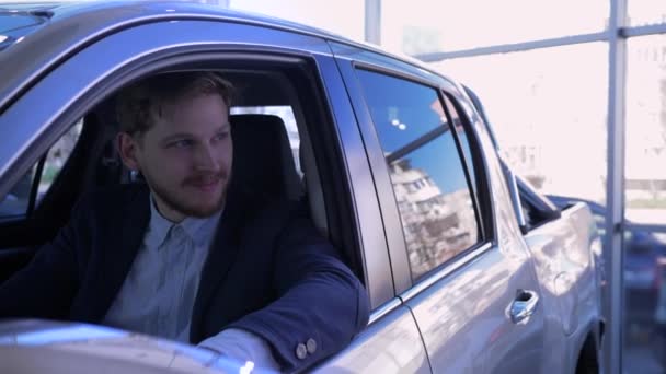 Lycklig familj i bilhandlare, liten rolig flicka i bakluckan på bilen spelas kurragömma med pappa i cabine när du köper fordon på showroom — Stockvideo