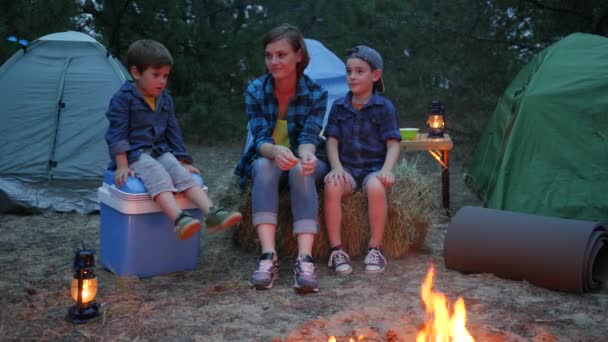 Lycklig familj på semester utomhus, mamma och två barn sitter på halmbalen bredvid baleld, mamma och barn — Stockvideo