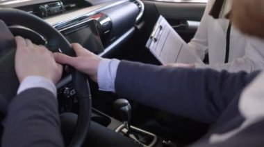 Başarılı araba satışı, kadın otomobil satıcısı müşterilerine müşterinin anahtarlarını teslim etmelerini ve galerideki kamarada el sıkışmalarını tavsiye eder.