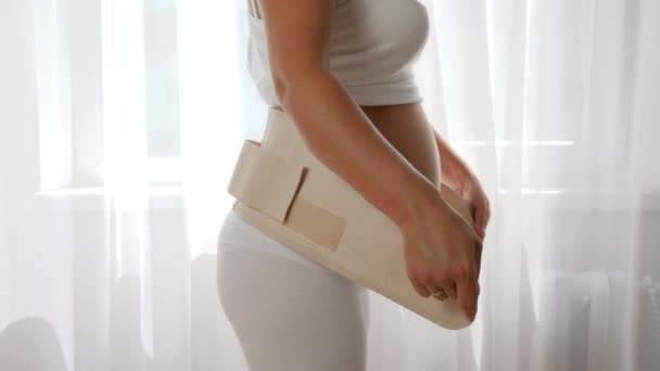 Framtida mamma skärpa bandage för gravida kvinnor och röra vid stora magen i slow motion — Stockvideo