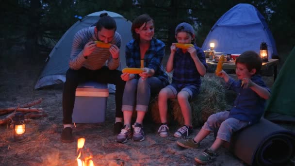 Picknick på naturen, familjen äter majs med salt, resor camping, mamma, pappa och söner äter upp färsk gul majs från öppen eld — Stockvideo