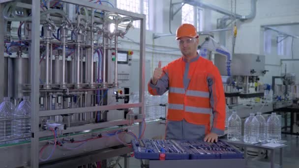 Porträt eines glücklichen Werksmeisters im Helm mit Werkzeugen für die Überholung der Fabrikausrüstung — Stockvideo