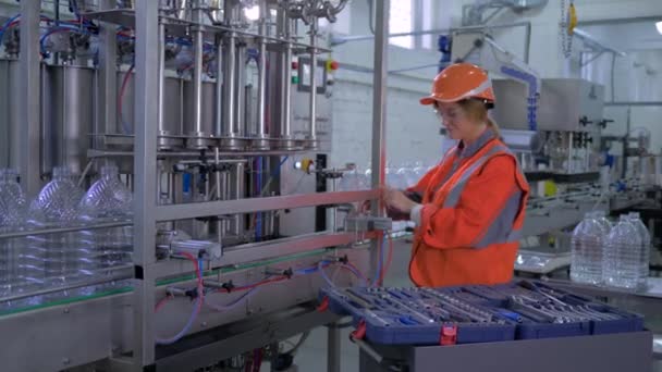 Tung kvinnlig tekniker arbete på fabriken, stark leende kvinna i arbetskläder och hjälm professionellt reparerar transportband linje med verktyg på fabriken — Stockvideo