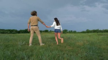 Aşık bir kızla neşeli genç adam yürür ve Hmarnaya havasında yeşil çimlerde eğlenir.