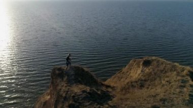 Açık havada spor, boksörler boks eğitimini deniz kenarında parlak güneşli ışıkta gökyüzüne karşı parlak suyla sürdürüyor.