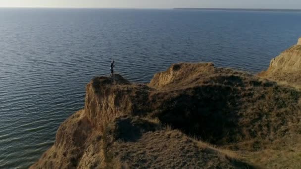 Zapaśnik człowiek zrobić trening bokserski na pięknej przyrody na górze w pobliżu rzeki z błyszczącej wody przed niebem w jasnym słońcu — Wideo stockowe