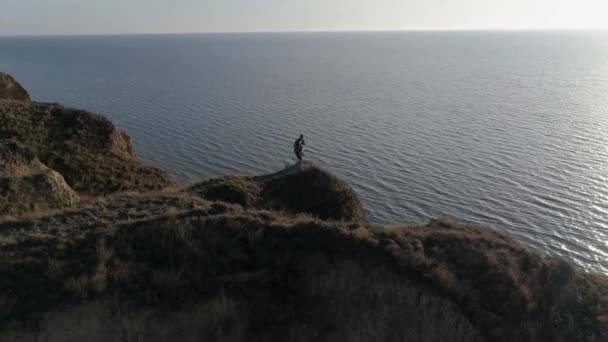 Kampsport i vackert landskap, idrottsman engagerade Kickboxing på kulle vid havet i starkt solljus på vatten mot himlen — Stockvideo