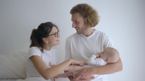 Familia feliz, alegre hembra sonriente con un varón sosteniendo a la niña recién nacida en brazos y saborear en el hospital de maternidad — Vídeo de stock