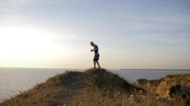Açık hava sporları, güçlü boksörler boksör grevleri yapmadan önce tepenin üstünde su kenarında antrenman yaparlar.