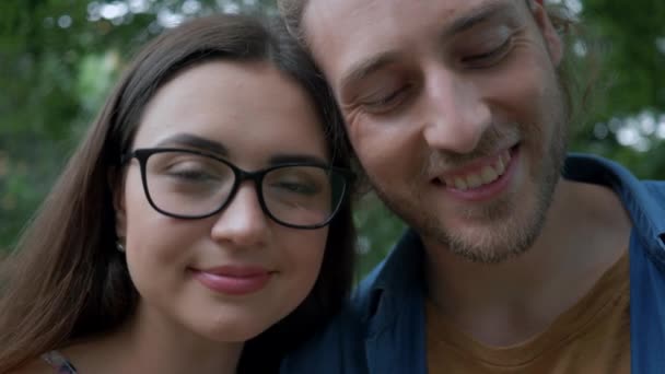 Portret van gelukkige ouders, jonge vrouw met man kijken naar kleine dochter en knuffelen — Stockvideo