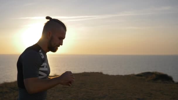 Estilo de vida saudável, jovem atleta vai para esportes ao ar livre na natureza contra o pôr do sol — Vídeo de Stock