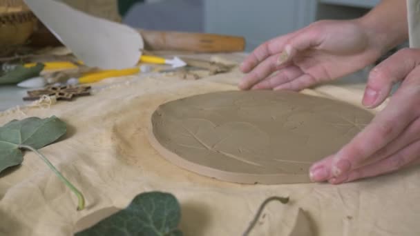 Barro hecho a mano, brazos de talentosas formas de alfarero producto de arcilla creativa en la mesa de trabajo en el estudio de elaboración — Vídeo de stock