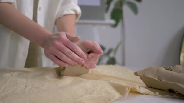 Handen pottenbakker kneden klei op werktafel voor het maken van aardewerk in crafting studio — Stockvideo