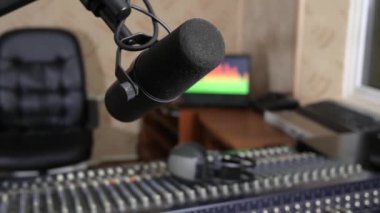 Mike ve Mikser radyo stüdyosundaki ekipmanların arka planında ses kontrolü yayınlıyorlar.