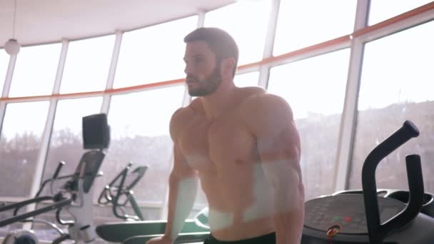Tempo de esporte, bonito atleta forte masculino faz aquecimento após o treinamento de força na construção muscular no ginásio — Vídeo de Stock