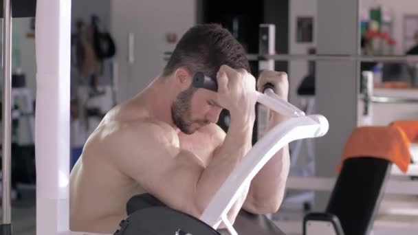 Estilo de vida deportivo, atleta chico haciendo ejercicios de potencia en los músculos de las manos en el simulador durante el entrenamiento de fuerza en el club de fitness — Vídeo de stock