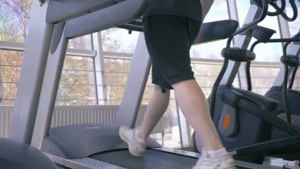 Cardio-Workout im Laufsimulator, professioneller Sportler auf dem Laufband beim Sporttraining im Fitnessclub — Stockvideo