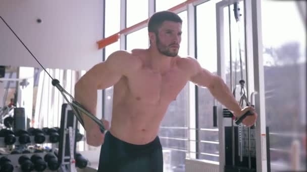 Bodybuilder workout, sterke sportman doet spieropbouw training op tractie simulator tijdens het werken aan het lichaam in het sportcentrum — Stockvideo