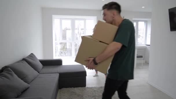 Koupě bytu, veselý pár přinést krabice a potěšení nákup nového bydlení při zahřívání a zlepšení — Stock video