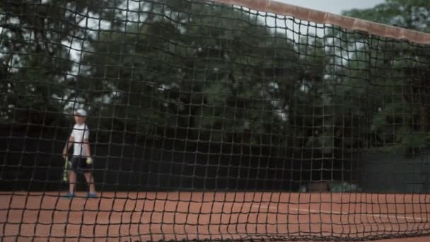 Sport zwycięstwo, szczęśliwy ambitny tenisista nastolatek chłopiec z rakietą raduje się wygranej mistrzostwa tenisa na korcie — Wideo stockowe