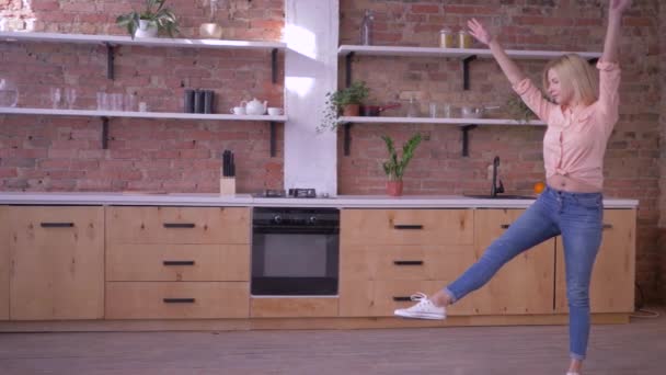 Actif gai fille faire gymnastique flip et envoyer baiser d'air au ralenti à la cuisine — Video