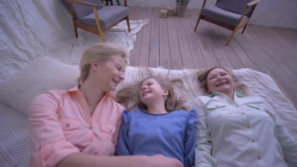 Idylle familiale, maman avec des filles tombent sur le lit et s'amusent ensemble à la maison — Video