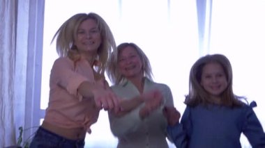 Anne baba sevgisi, anne kızlarıyla yatağa atlıyor ve sonra birlikte sarılıyor.