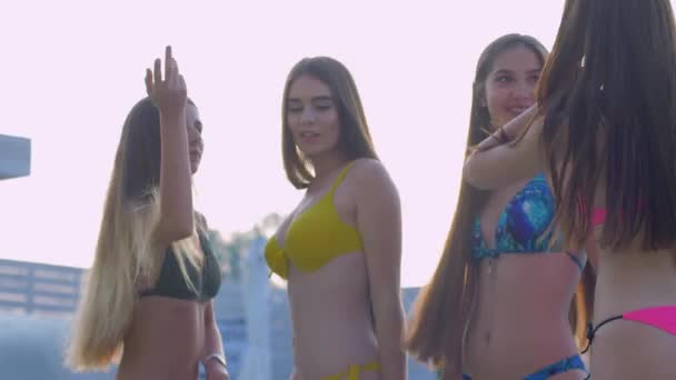 Party di addio al nubilato estivo, gruppo di belle donne in costume da bagno colorato che balla in piscina nel resort durante il fine settimana — Video Stock