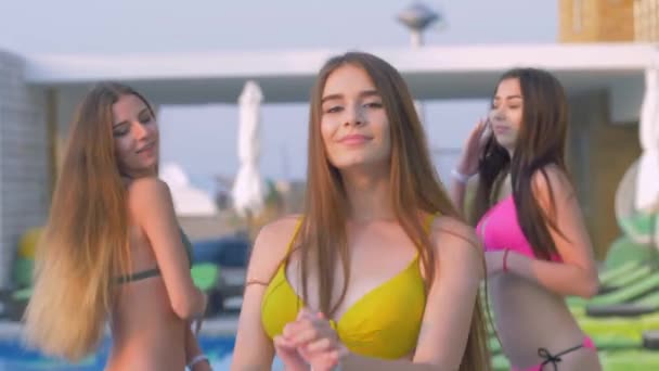 Descanso de verão, companhia de meninas atraentes em roupas de banho coloridas dançando à beira da piscina no resort durante o fim de semana — Vídeo de Stock