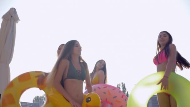 Repos d'été, copines de compagnie avec des corps parfaits et les cheveux longs ont des vacances amusantes autour de la piscine dansent activement dans un complexe de luxe pendant la fête de l'eau — Video