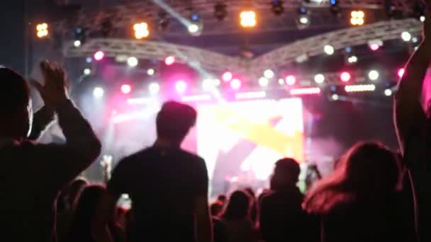 Publikum springt und klatscht bei Rockfestival in der Nacht — Stockvideo