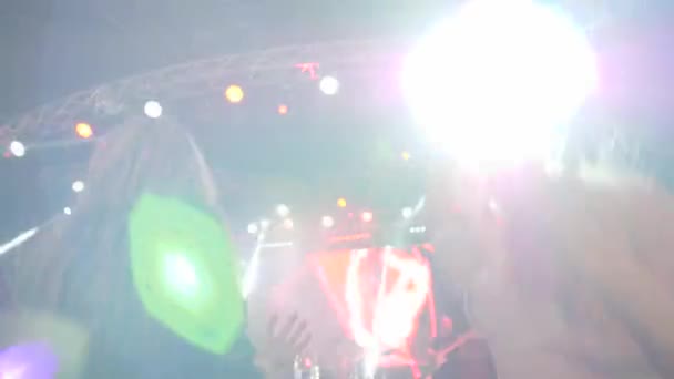 Filles extatiques sauter avec enthousiasme avec les mains en l'air dans les lumières vives au concert de rock — Video