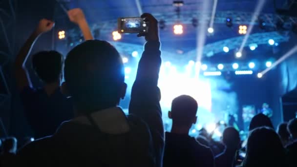 Fã grava vídeo para celular em concerto na multidão de fundo durante a noite — Vídeo de Stock