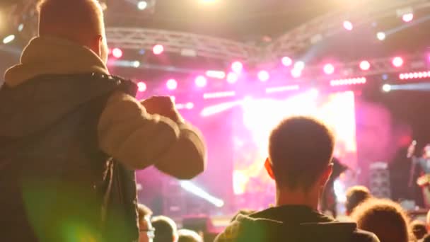 Fans amis avec les bras levés applaudissements avec plaisir à l'événement Soirée éclairée par des projecteurs — Video