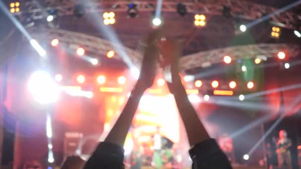 Ruce fanoušků tleskají na noční události do jasného osvětlení — Stock video