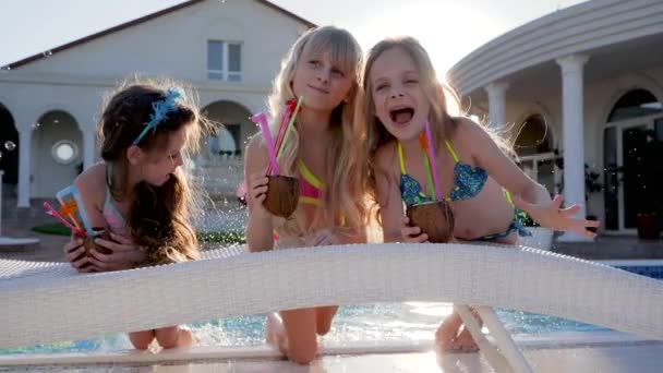 Pequeños Con cócteles en las manos Salpicando agua en la piscina, Novia Rica en vacaciones de verano En la villa, descanse en la piscina — Vídeos de Stock