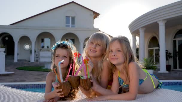 Riposo a bordo piscina di Bambini di genitori ricchi, vacanza di bambini di celebrità in Piscina , — Video Stock