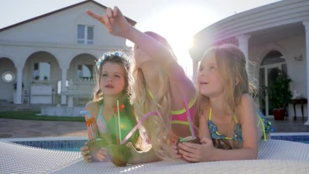 Fidanzate ricche in vacanze estive A villa, riposo a bordo piscina di Bambini di genitori ricchi, vacanza di bambini di celebrità — Video Stock