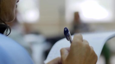 Nutuk, yakın plan kadın elinde bir kalem ve kağıt tutuyor.