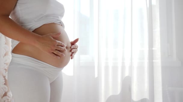 Kleiner neugieriger Sohn hört Schwangeren zu und lächelt zu Hause — Stockvideo