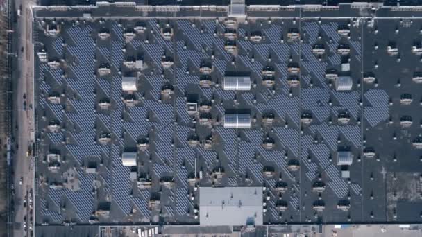 Энергосберегающие технологии, извлечение электроэнергии солнечными панелями на крыше дома на открытом воздухе — стоковое видео