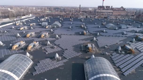Экологически чистое производство электроэнергии, солнечная батарея для производства зеленой энергии на крыше дома под открытым небом, вид на беспилотник — стоковое видео